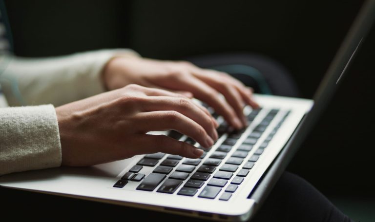 How to Become an AI Consultant in 2025